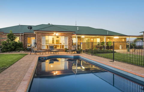 Colonial Court Villas - Accommodation ACT 2