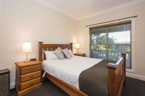 Colonial Court Villas - Accommodation ACT 12