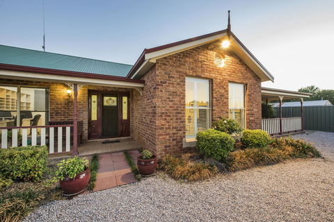 Colonial Court Villas - Accommodation ACT 1
