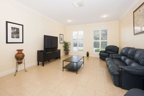 Colonial Court Villas - Accommodation ACT 8
