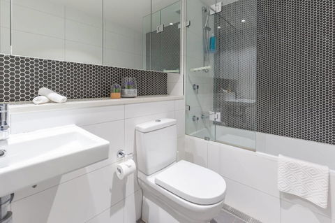 Two Bedders Apartment With Stunning Water View - Accommodation ACT 1