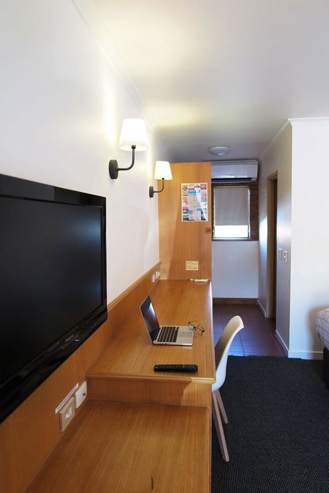 Summerhill Motor Inn - Accommodation ACT 11