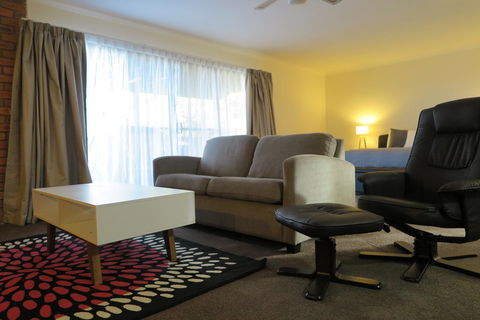 Summerhill Motor Inn - Accommodation ACT 40