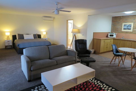 Summerhill Motor Inn - Accommodation ACT 38
