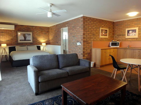 Summerhill Motor Inn - Accommodation ACT 35
