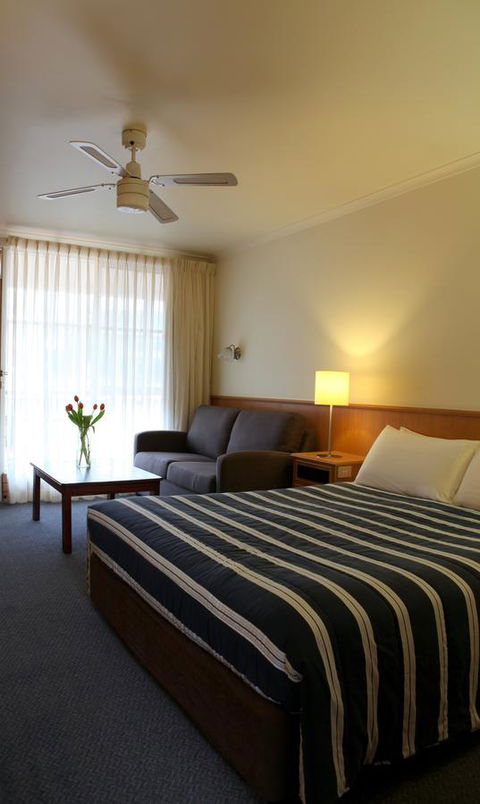 Summerhill Motor Inn - Accommodation ACT 13