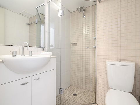Lower Bridge And Sails - Executive 2BR Darlinghurst Apartment With Balcony And Rooftop Views - Accommodation ACT 9
