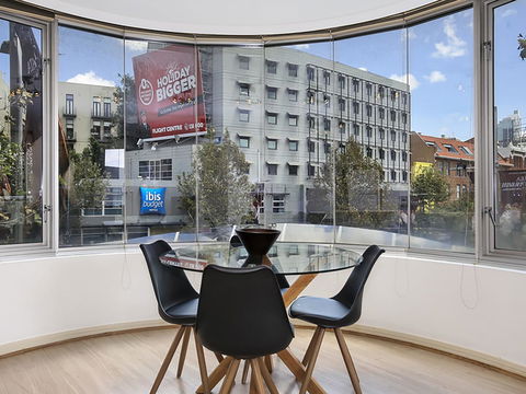 Lower Bridge And Sails - Executive 2BR Darlinghurst Apartment With Balcony And Rooftop Views - Accommodation ACT 1