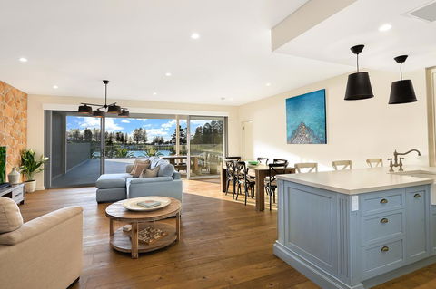 Belle Vue- Penthouse At Black Beach - Accommodation ACT 3
