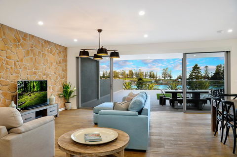 Belle Vue- Penthouse At Black Beach - Accommodation ACT 1