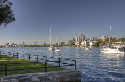 Summery, Spacious 4 Bed Home In Kurraba Point - Accommodation ACT 20