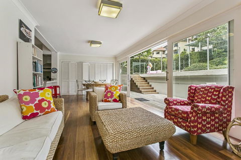 Summery, Spacious 4 Bed Home In Kurraba Point - Accommodation ACT 0