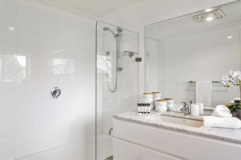 Summery, Spacious 4 Bed Home In Kurraba Point - Accommodation ACT 8