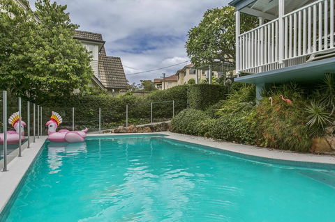 Summery, Spacious 4 Bed Home In Kurraba Point - Accommodation ACT 10