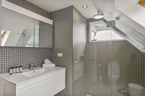 Summery, Spacious 4 Bed Home In Kurraba Point - Accommodation ACT 9