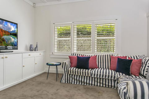Summery, Spacious 4 Bed Home In Kurraba Point - Accommodation ACT 12