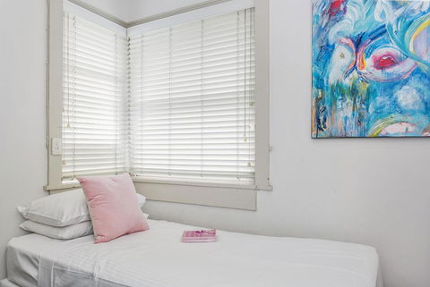 Summery, Spacious 4 Bed Home In Kurraba Point - Accommodation ACT 6