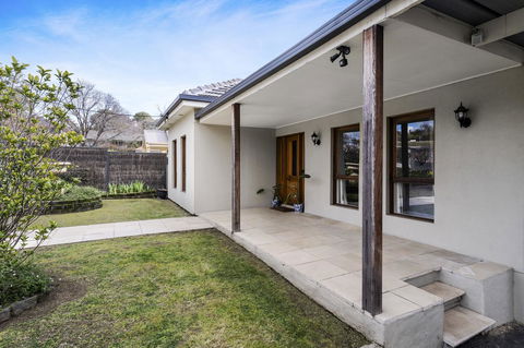The Spa Cottage With HotTub, Netflix & Stan - Accommodation ACT 17