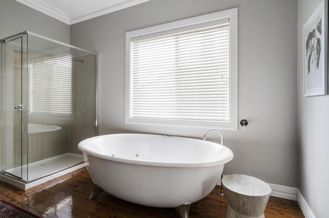 The Spa Cottage With HotTub, Netflix & Stan - Accommodation ACT 19