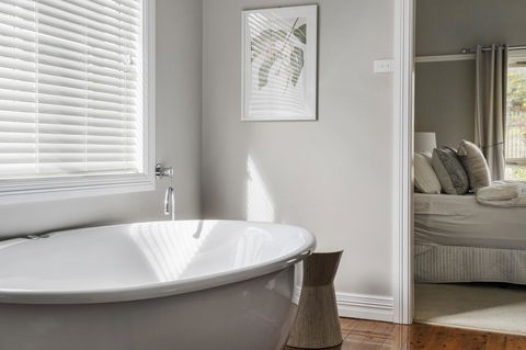 The Spa Cottage With HotTub, Netflix & Stan - Accommodation ACT 3