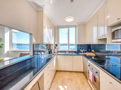 Panoramic Harbour Views And Unbeatable Comfort - Accommodation ACT 7