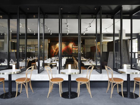 Burbury Hotel - Accommodation ACT 18