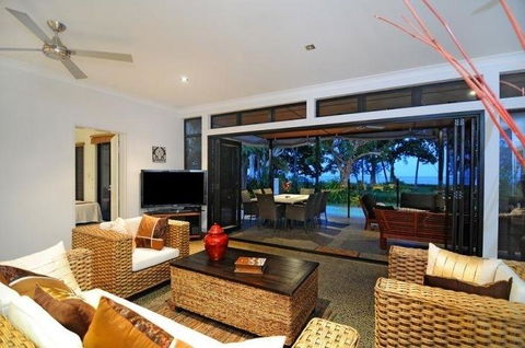 Bramston Beach - Luxury Holiday House - Accommodation ACT 1
