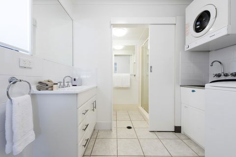 Cayman Quays - Accommodation ACT 3