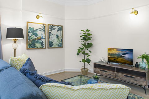Central Apartment With Spacious Living And Dining - Accommodation ACT 2