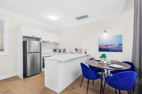 Central Apartment With Spacious Living And Dining - Accommodation ACT 3