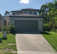 Central Gold Coast Large Modern Elevated House - Accommodation ACT