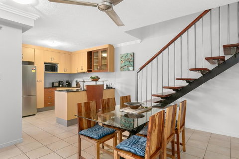 Chic City Apartment With Waterfront Views - Accommodation ACT 3
