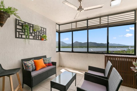 Chic City Apartment With Waterfront Views - Accommodation ACT 0