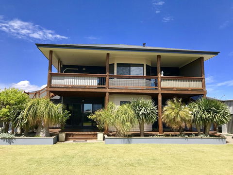 Coastal Paradise Holiday Home: Swimming Pool + WiFi - Accommodation ACT 3