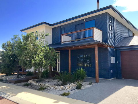 Coastal Paradise Holiday Home: Swimming Pool + WiFi - Accommodation ACT 2