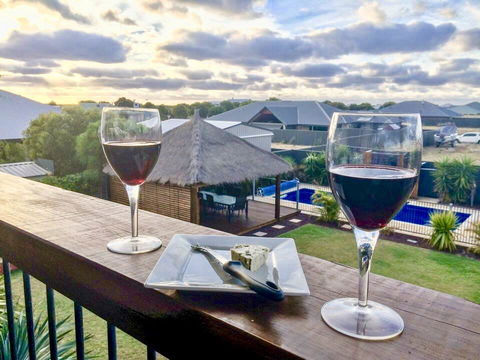Coastal Paradise Holiday Home: Swimming Pool + WiFi - Accommodation ACT 0