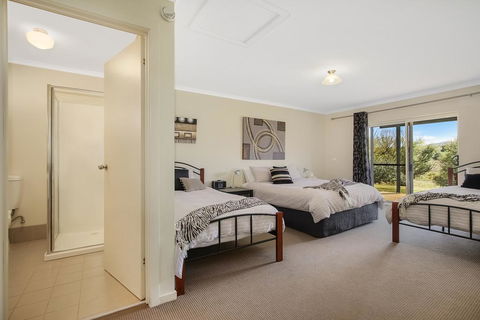 Colonial Inn Guest Rooms - Accommodation ACT 3
