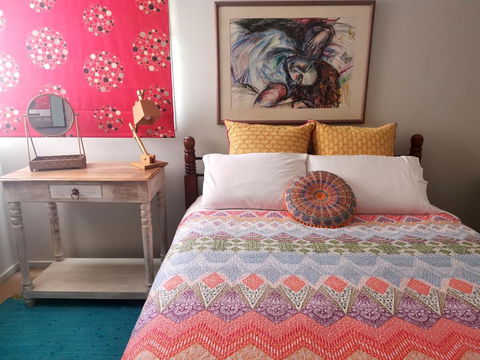 Colourful Creative Artist House Glen Waverley - Accommodation ACT 2