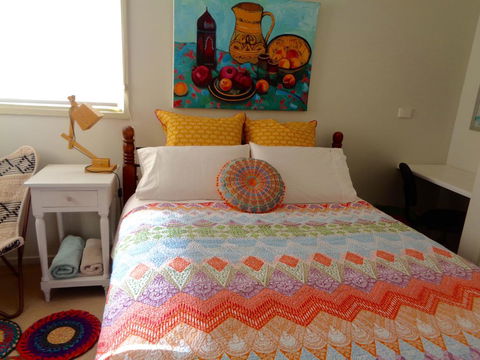 Colourful Creative Artist House Glen Waverley - Accommodation ACT 0