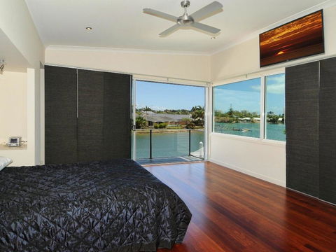 Coorumbong 36 - 6 BDRM Canal Home With Pool - Accommodation ACT 2