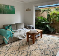 Cosy Backyard Apartment Close To Miami Beach - Accommodation ACT