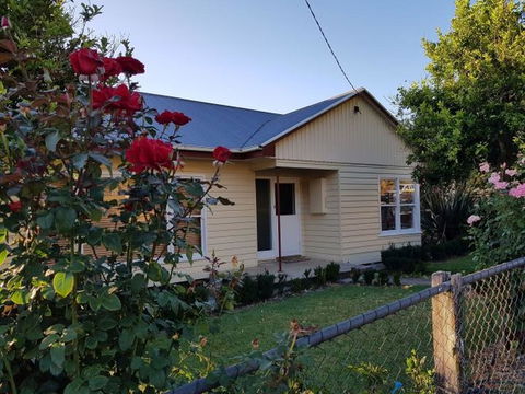 Cottage On Main - Accommodation ACT 0