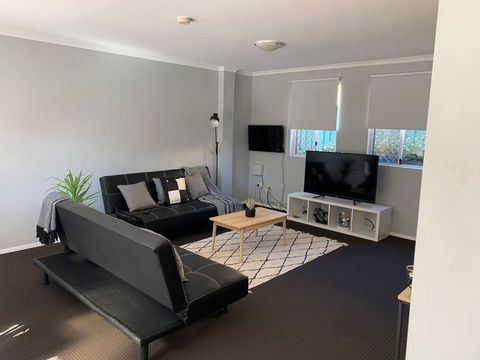 Cozy 3BR Townhouse In Liverpool CBD With Parking - Accommodation ACT 0
