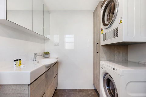 Darlinghurst Self-Contained Modern One Bedroom Apartment (21 CRN) - Accommodation ACT 2