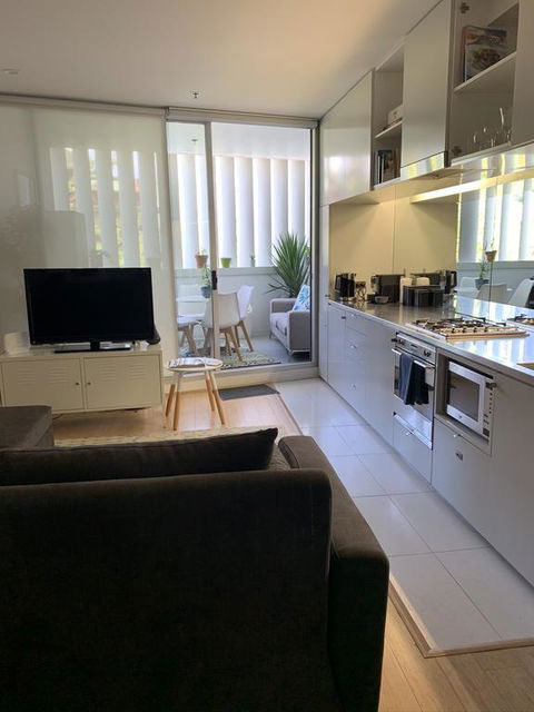 Darlinghurst Spacious Apartment With Balcony And Pool With Harbour Views - Accommodation ACT 3