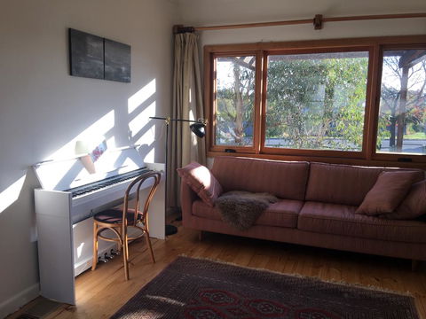 Eco-renovated Light-filled House On A Hill - Accommodation ACT 0