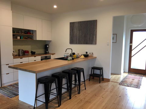 Eco-renovated Light-filled House On A Hill - Accommodation ACT 1