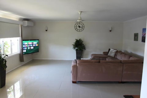 Edge Hill Clean & Green Cairns, 7 Minutes From The Airport, 7 Minutes To Cairns CBD & Reef Fleet Terminal - Accommodation ACT 1