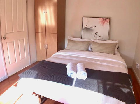 Elegant Glen House 4B5B ParkFront - Accommodation ACT 3