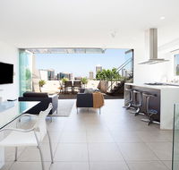 Enjoy Leafy Urban Outlooks in Modern Lifestyle Retreat - Accommodation ACT